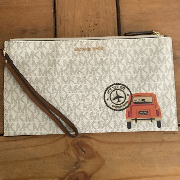 Michael Kors - Picture 1 of 4